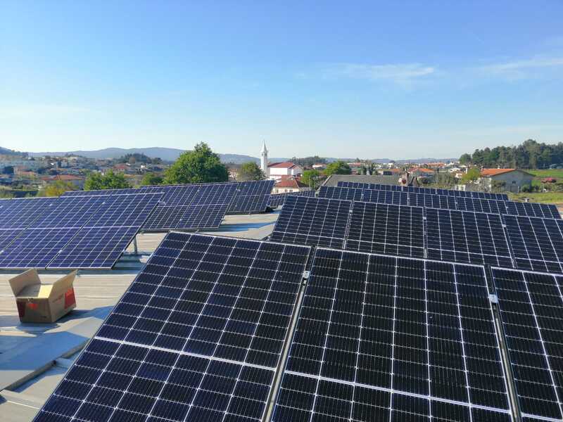 painéis fotovoltaicos no telhado da indústria de corte têxtil Farsilcortex